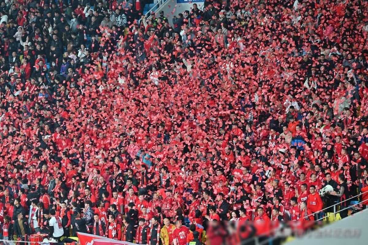 包含紧张激烈的比赛场面营造高潮，球迷狂热欢呼的词条