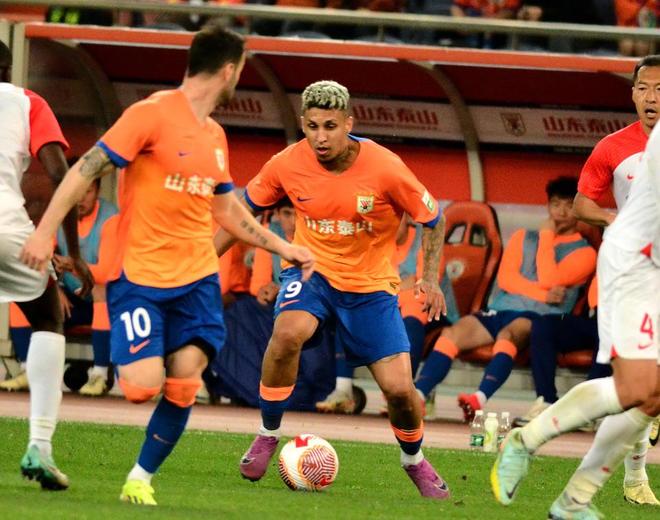 山东鲁能主场小胜上海绿地申花，球员庆祝欢呼的简单介绍