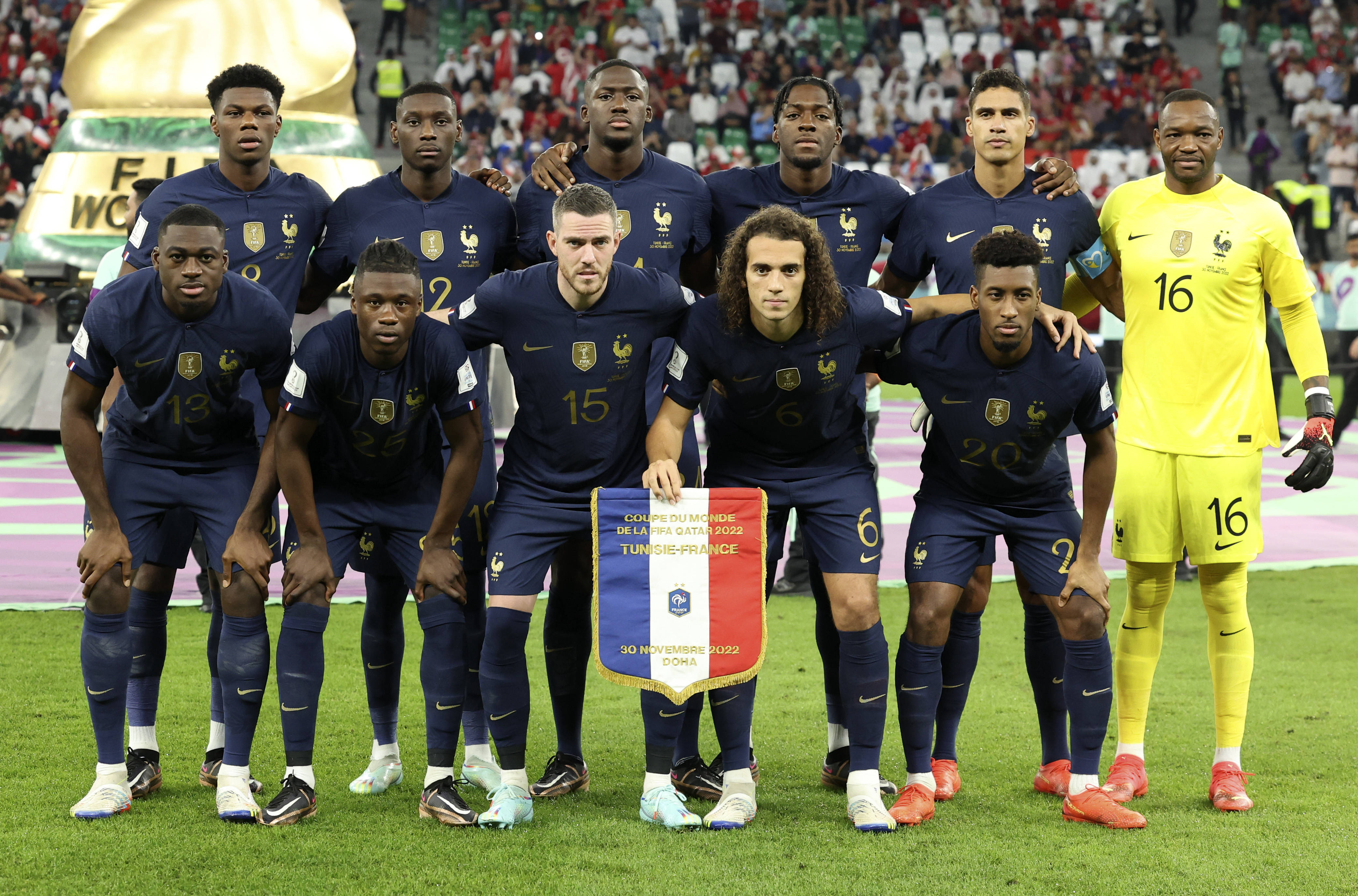 包含法国联赛高潮迭起，球员积极备战的词条