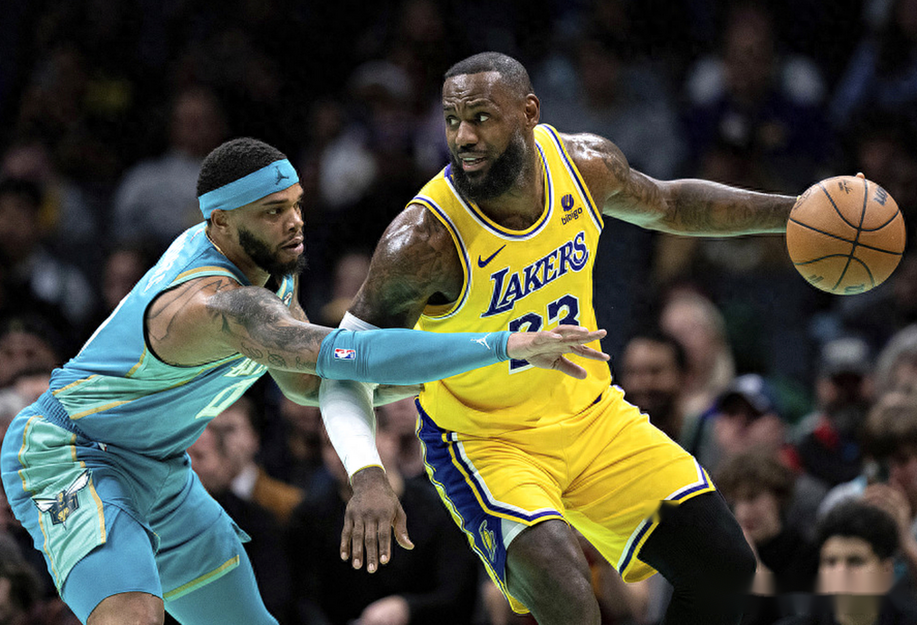 湖人客场绝杀黄蜂，詹姆斯三分球解围干净利索