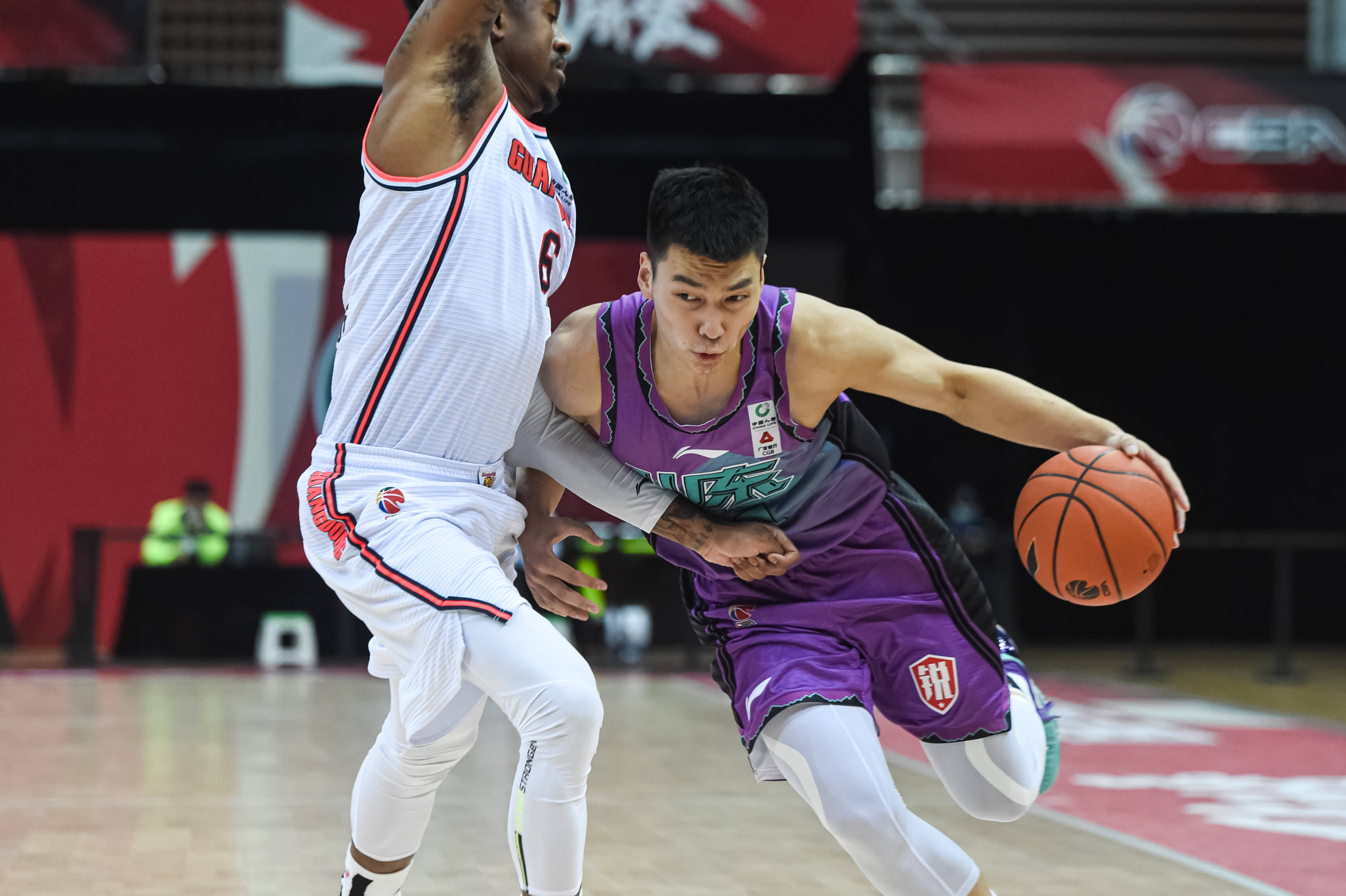 新赛季篮球比赛开局火爆，队伍实力均衡的简单介绍