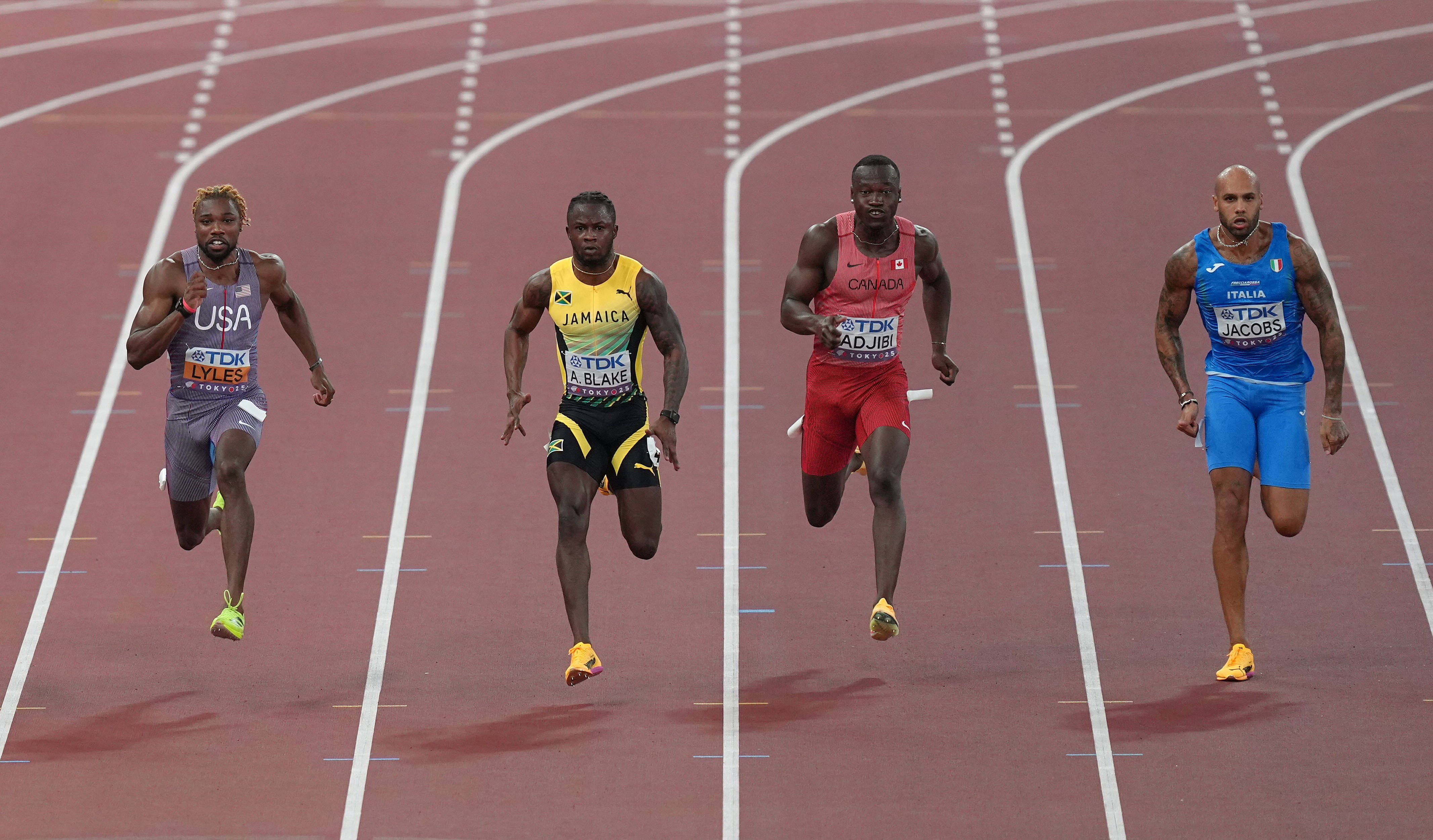 包含田径选手百米冲刺夺魁，速度惊人的词条