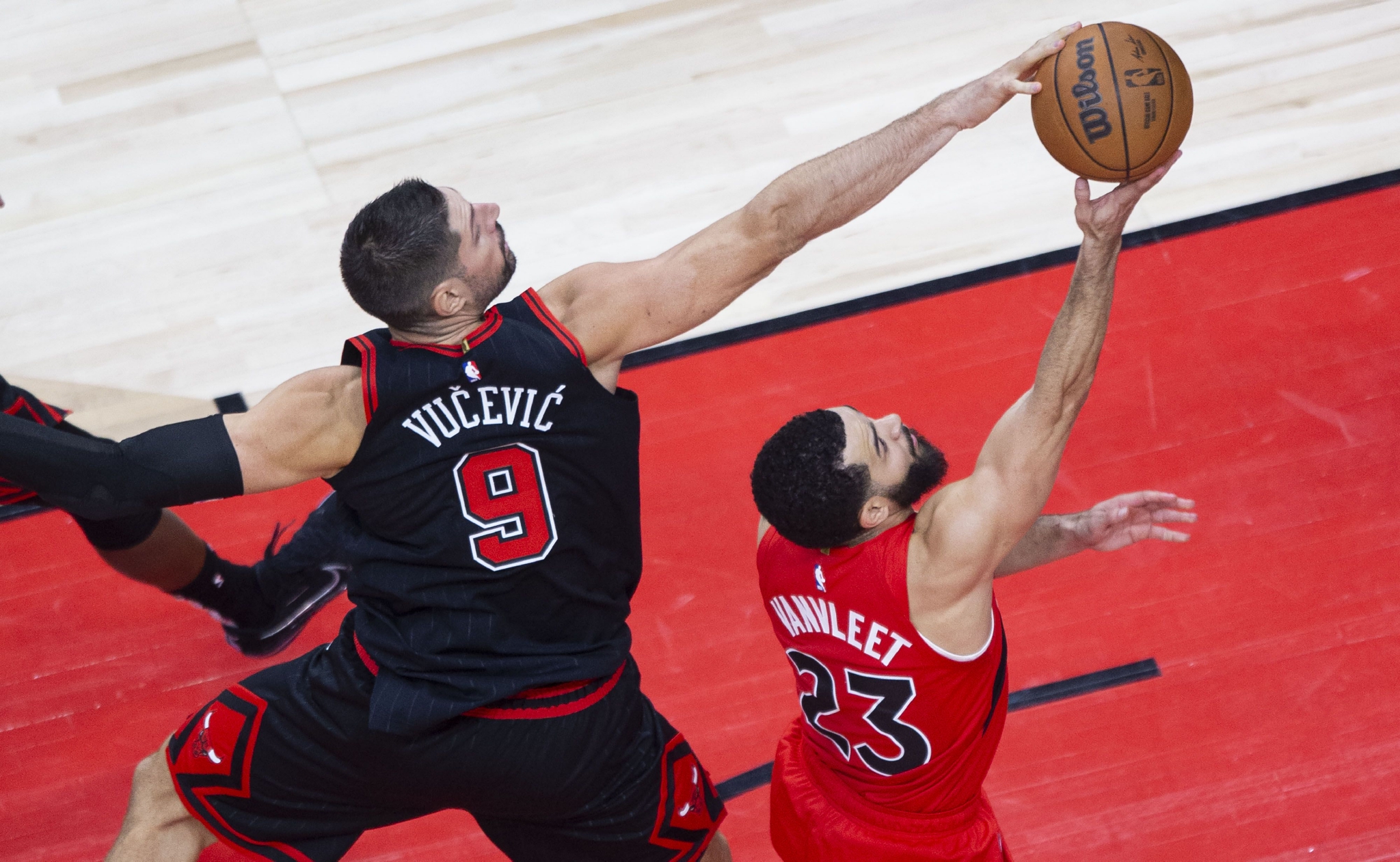 包含猛龙队痛失机会，系列赛风雨飘摇的词条