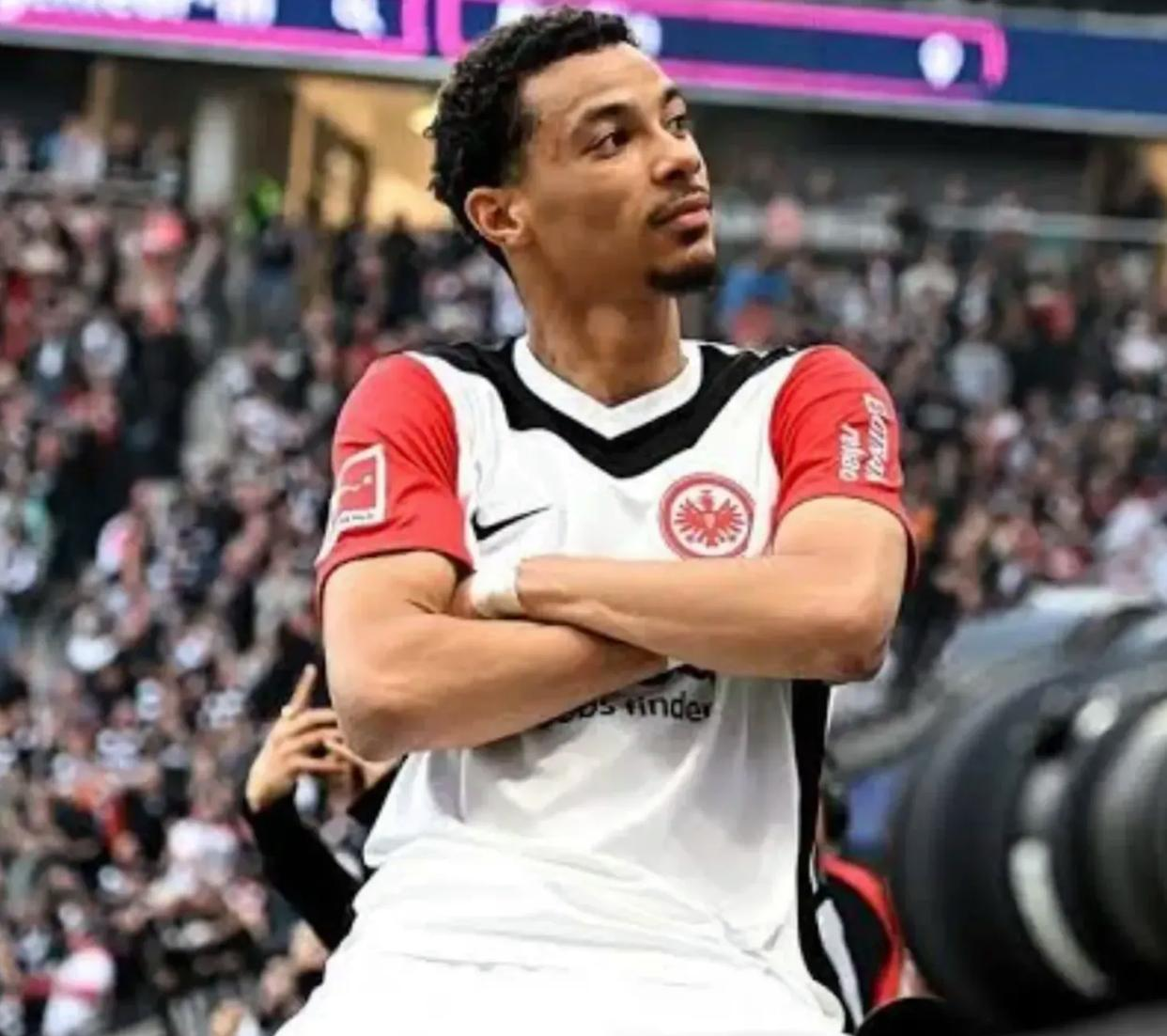 法兰克福主教练盛赞年轻球员表现出色的简单介绍