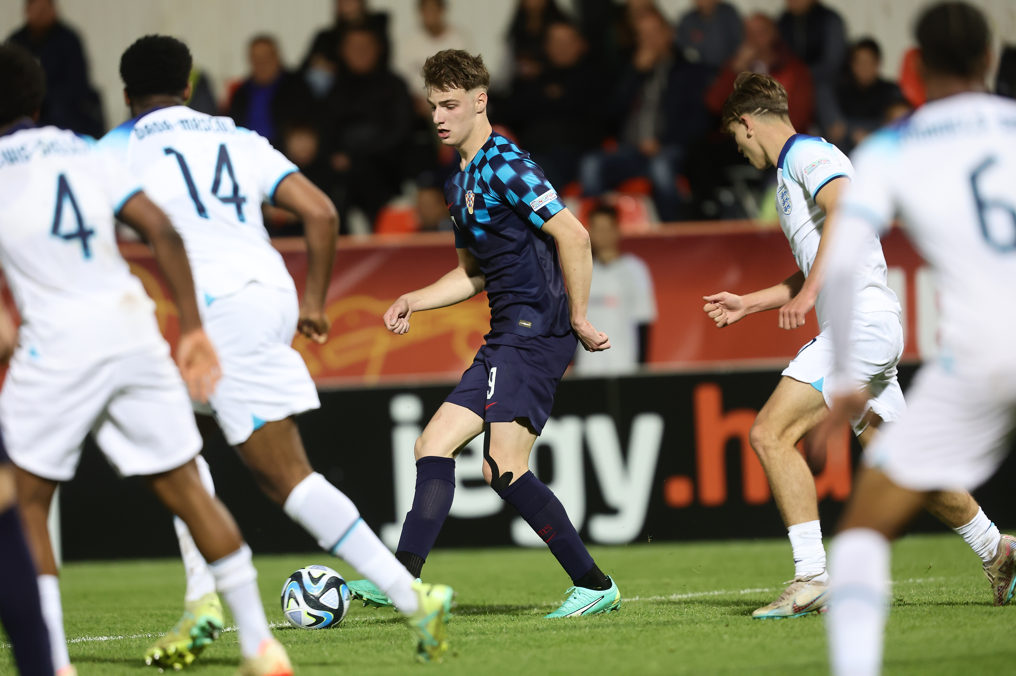 英格兰主场迎战克罗地亚，欧洲足球比赛风采展现！的简单介绍