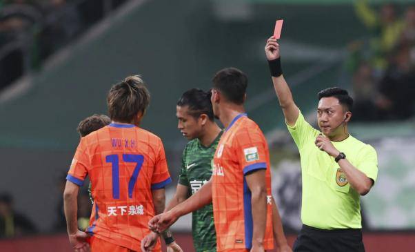 主裁判执法不公，比赛结果引发球迷讨论的简单介绍