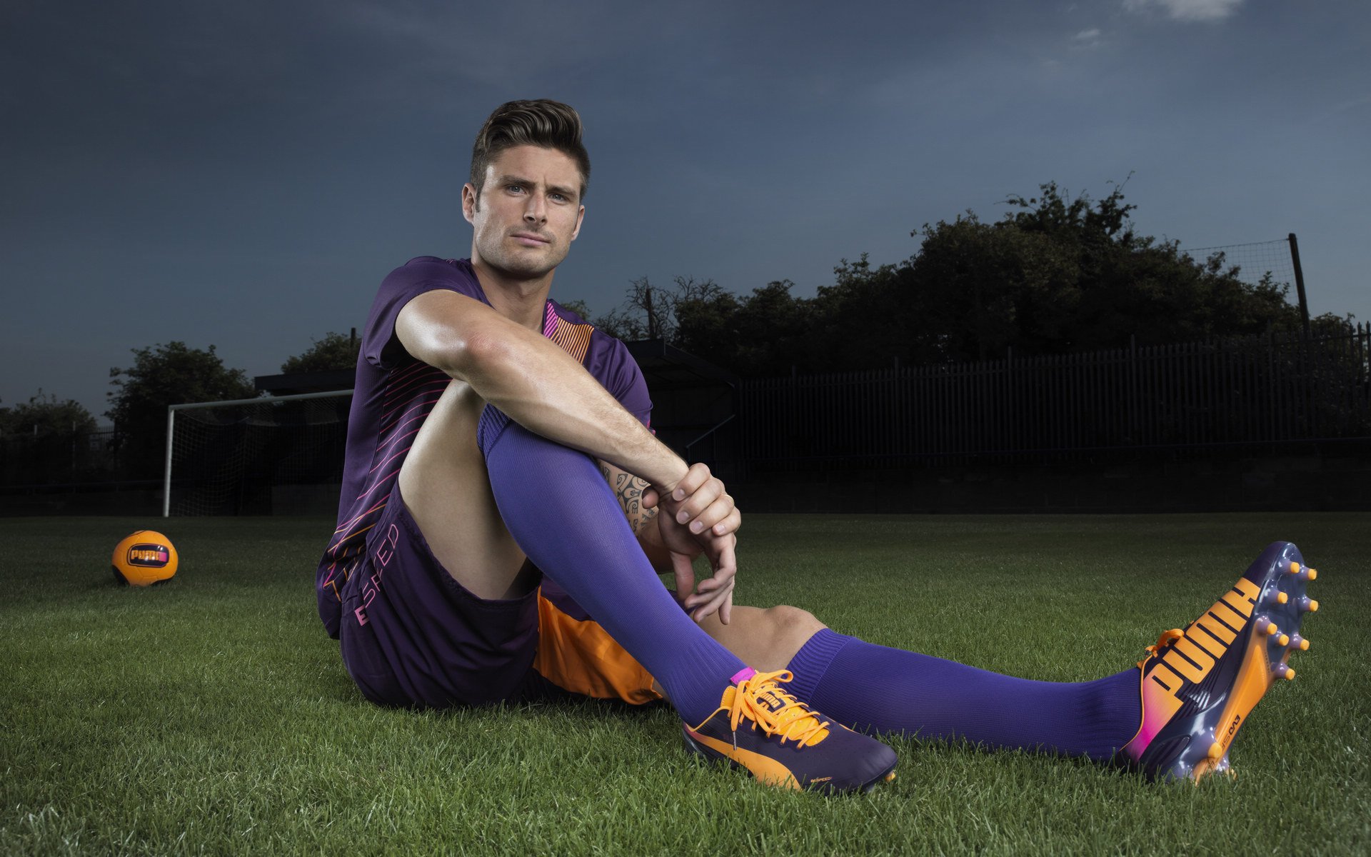 米兰APP下载-意甲焦点战之夜，小贾伦压制级发挥，篮球巨星跨界闪耀绿茵场