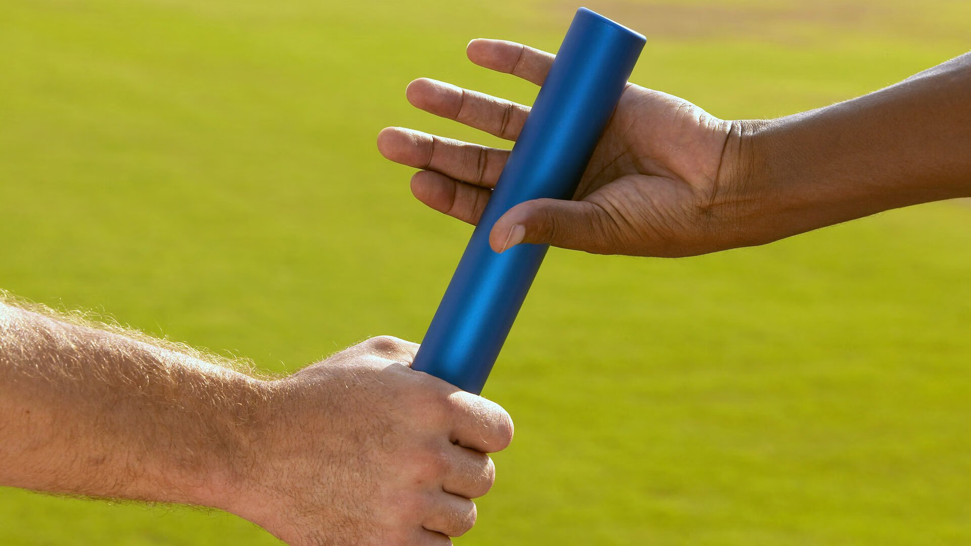 赛道传奇，法拉利鏖战阿斯顿马丁，汉密尔顿刷新不朽纪录